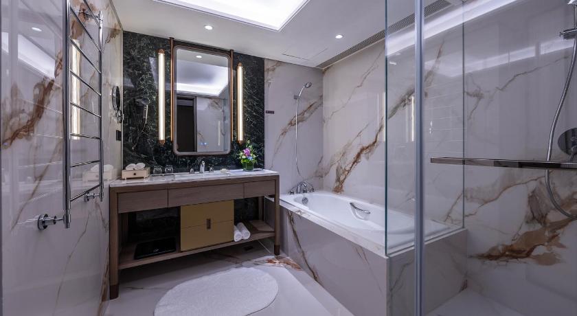 Image of Deluxe King Room 2