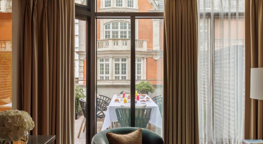 Image of Executive Conservatory Suite with King bed 6