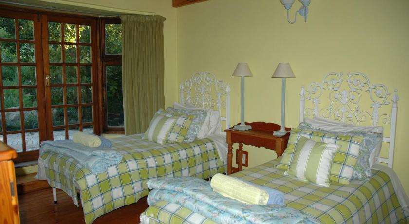 two beds in a room with two lamps on each side, La Motte B&B in Bethlehem