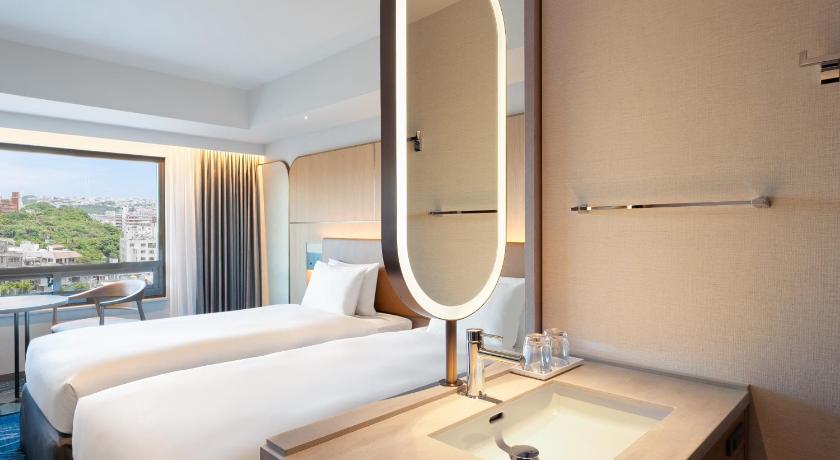 Image of Renovated Deluxe Twin Room with Club Lounge Access - Non-Smoking 1