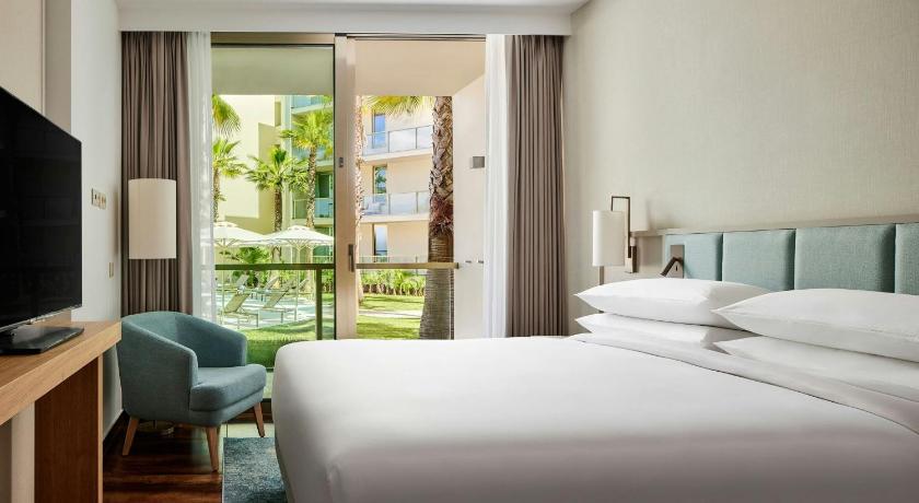 Image of One-Bedroom King Suite with Balcony and Pool View 3