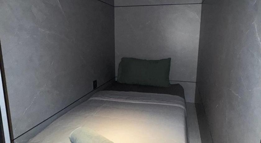 Image of Single Bedroom, Mixed Gender with Shared Bathroom 6