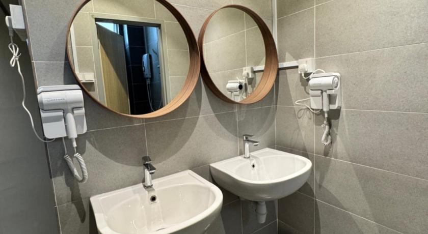Image of Family Room with Bathroom 3