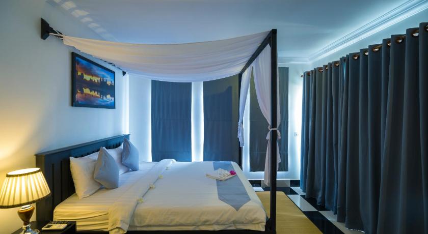 Image of Deluxe Double Pool View 3