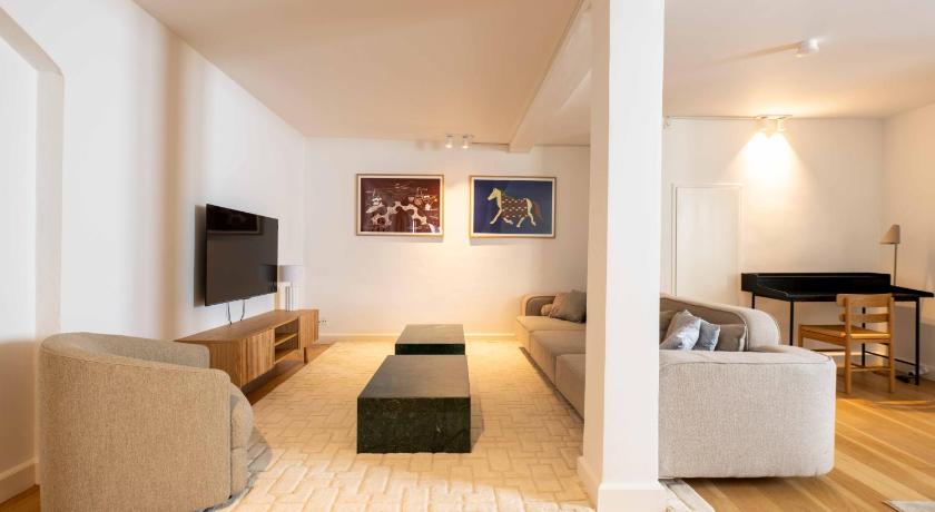 Family-Friendly Home for 10 in Prime Location