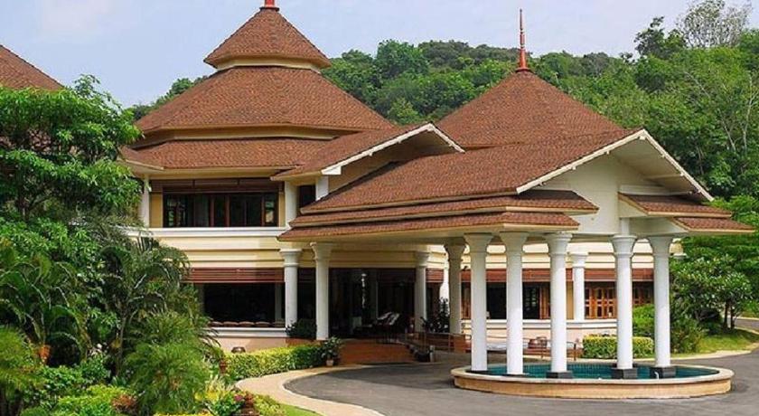 Hotel and Beach Bungalow at Lanta Resort - image 2
