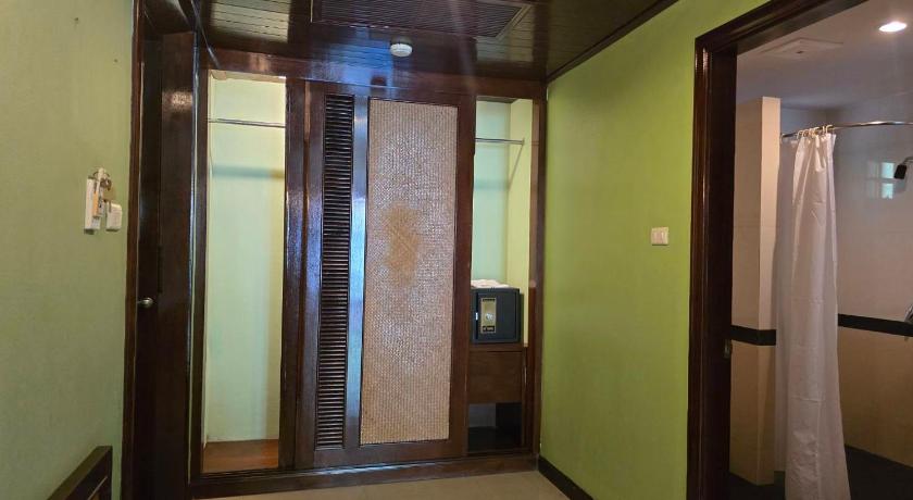 Hotel and Beach Bungalow at Lanta Resort - image 34