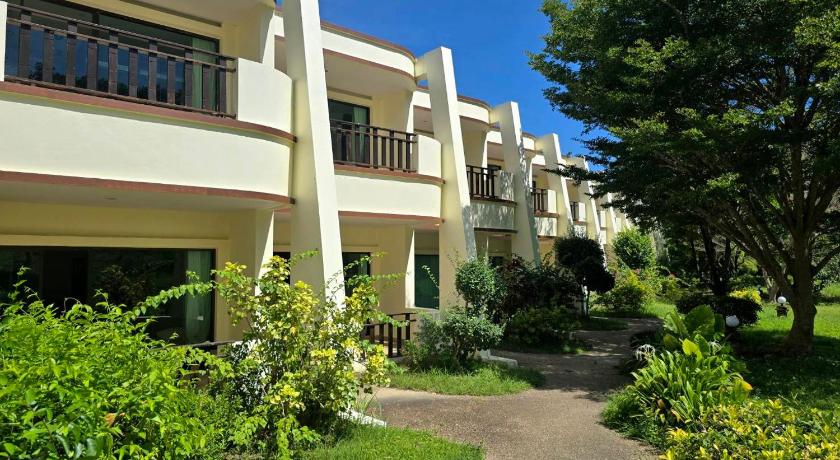 Hotel and Beach Bungalow at Lanta Resort - image 8