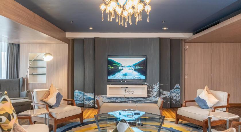 Image of Presidential King Suite with Balcony and Ocean View 3