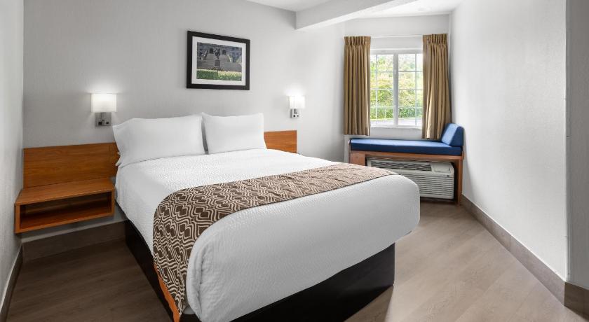 Foto Kamar dengan 1 Kasur Queen, Bathtub Berpegangan - Akses Kursi Roda, Bebas Asap Rokok (1 Queen Bed, Mobility Accessible Room, Bathtub with Grab Bars, Non-Smoking) 0