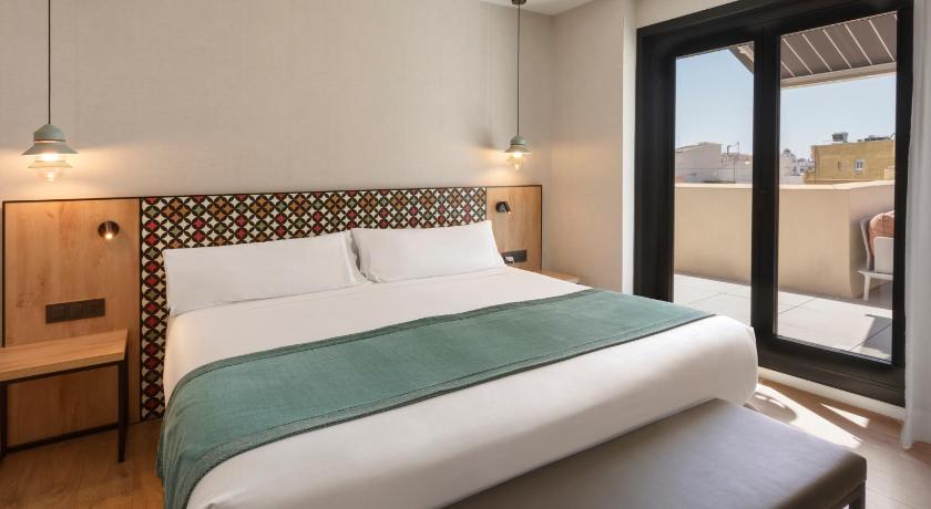 Immagine di Camera Superior Matrimoniale/Doppia con Letti Singoli con Terrazza e Piscina (Superior Double or Twin Room with Terrace and Pool) 0