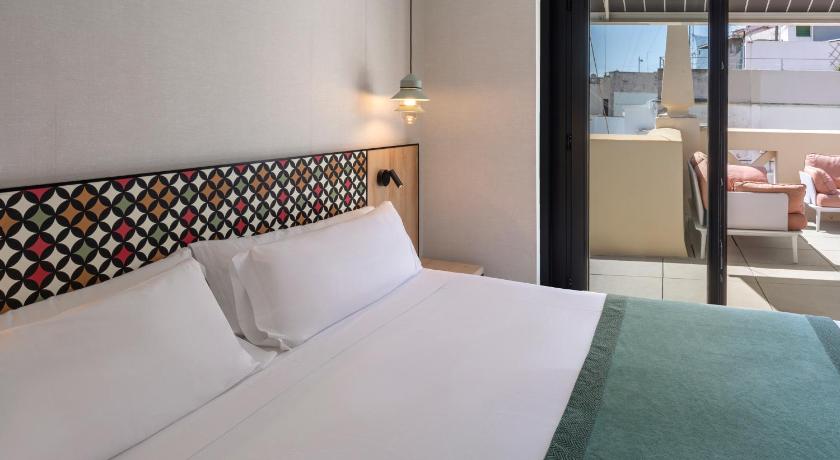 Immagine di Camera Superior Matrimoniale/Doppia con Letti Singoli con Terrazza e Piscina (Superior Double or Twin Room with Terrace and Pool) 3