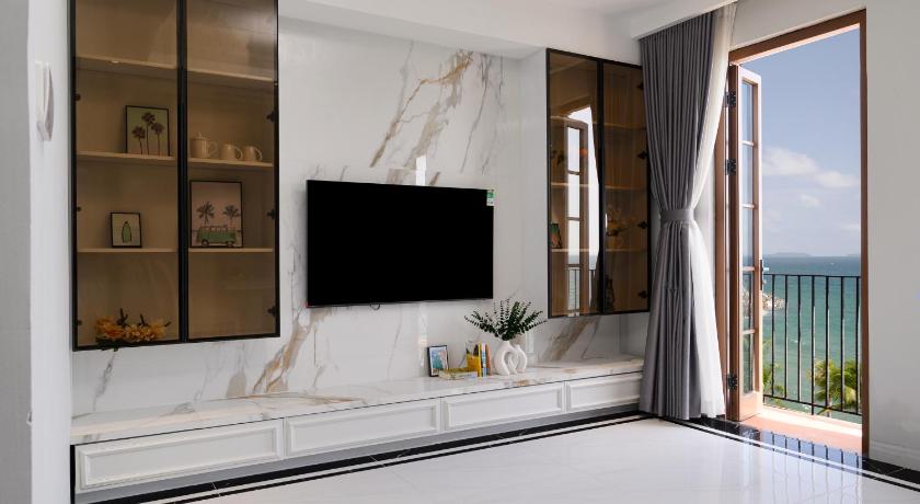 Phòng Deluxe Giường Đôi Với Ban Công và Tầm Nhìn Ra Biển (Deluxe Double Room with Balcony and Sea View)tooltipPhòng Deluxe Giường Đôi Với Ban Công và Tầm Nhìn Ra Biển (Deluxe Double Room with Balcony and Sea View)