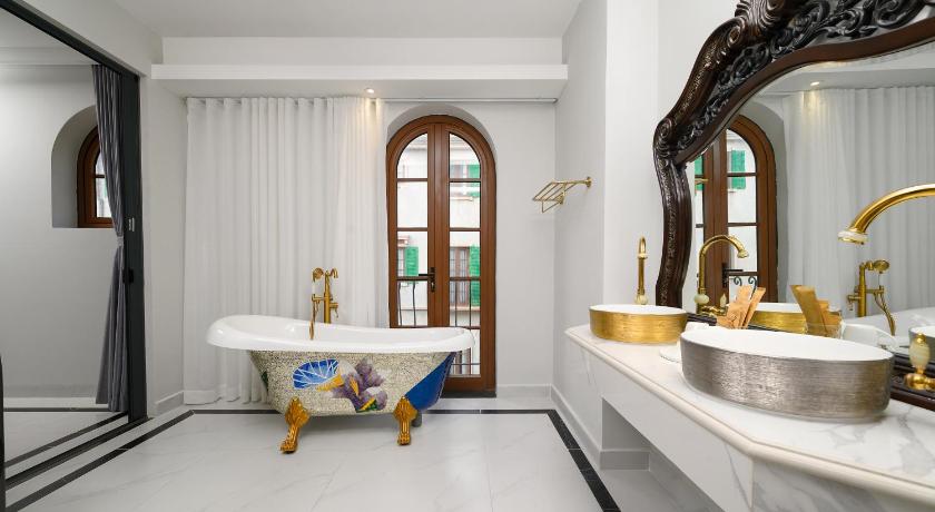 Phòng Deluxe Giường Đôi Với Ban Công và Tầm Nhìn Ra Biển (Deluxe Double Room with Balcony and Sea View)tooltipPhòng Deluxe Giường Đôi Với Ban Công và Tầm Nhìn Ra Biển (Deluxe Double Room with Balcony and Sea View)