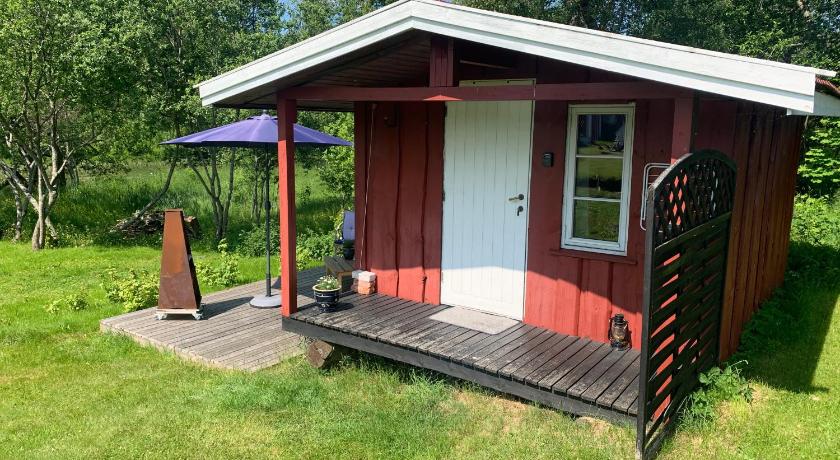 Riverside Bliss - Cozy Cabin near Tvedestrand with WiFi and Deck