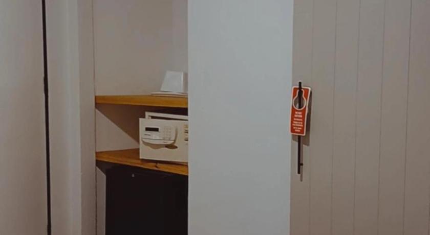 Фото: Budget Queen Room without Window 4