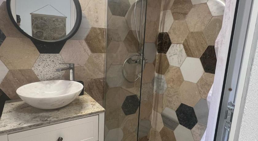 2 Mai Pensiunea AVAL 3-Star Hotel room