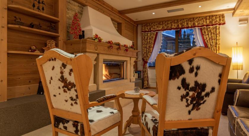 ポッツァ・ディ・ファッサ Residence Anda 4つ星 ホテル プール