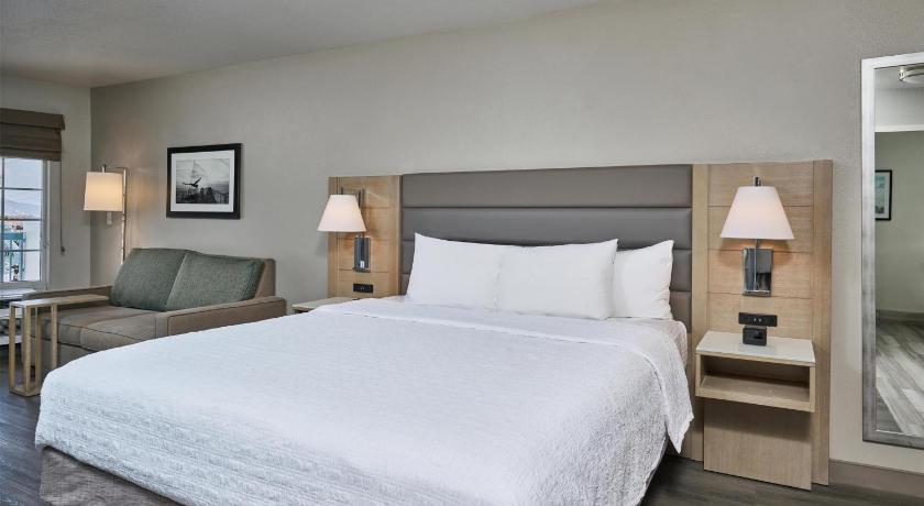 Image of 1 king bed studio suite w/ balcony nonsmoking 5