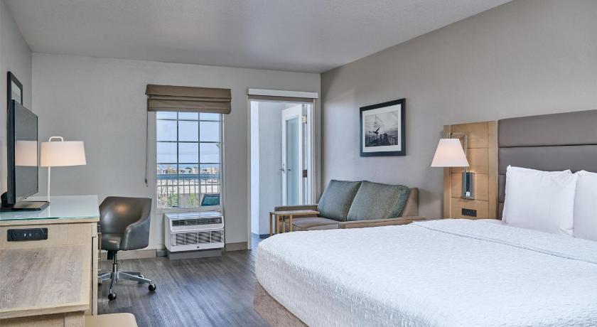 Image of 1 King Ocean View W/Balcony-Sofabed Nonsmoke 4