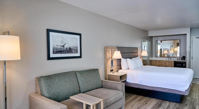Image of 1 king bed studio suite w/ balcony nonsmoking 6