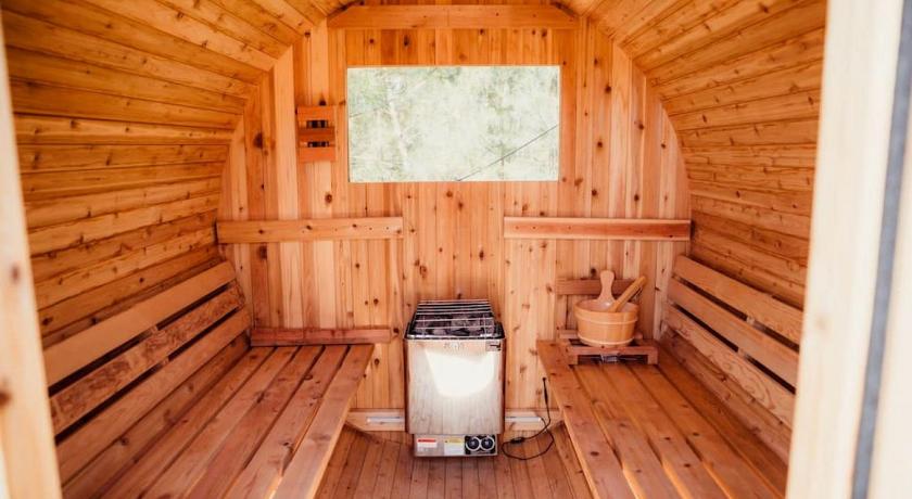 블루 스프링 (KY) Amazing Luxurious Safari Tent with Sauna and Bath in Kentucky 3성급 숙소 레스토랑