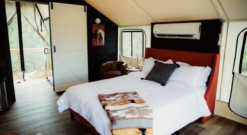 블루 스프링 (KY) Amazing Safari Tent with Sauna, Fire Pit and Hot-tub in Cadiz, Kentucky 3성급 숙소 스위트룸