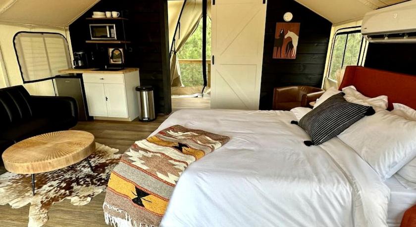 블루 스프링 (KY) Amazing Safari Tent with Sauna, Fire Pit and Hot-tub in Cadiz, Kentucky 3성급 숙소 스위트룸