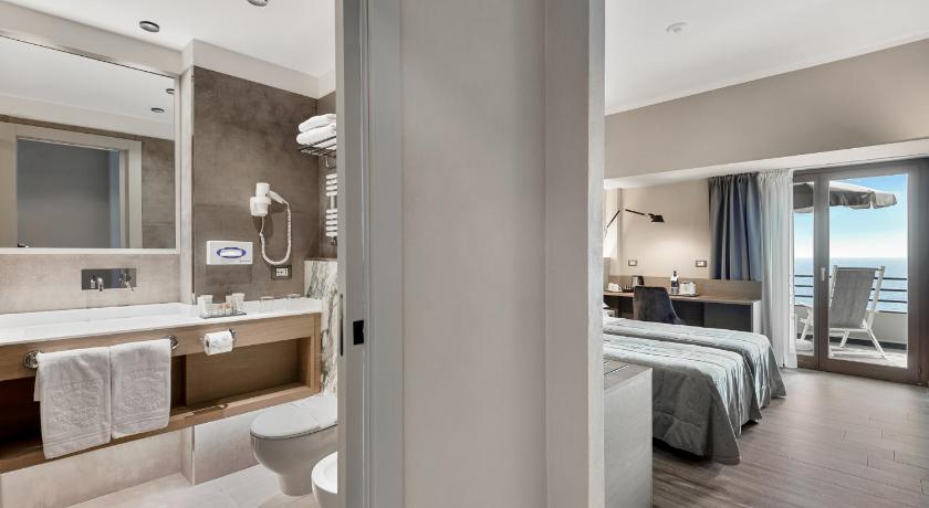 Фото: Двухместный номер с 1 кроватью и балконом, вид на море (Double Room with Balcony and Sea View) 0