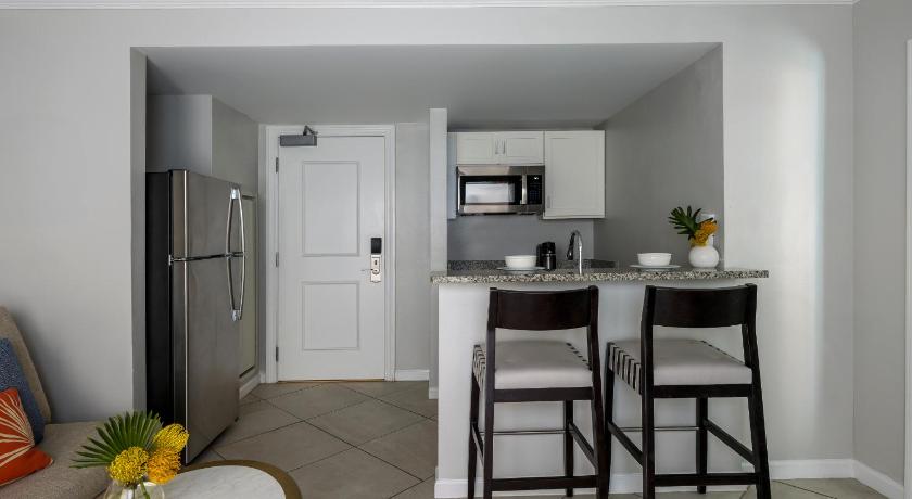 1 King Bedroom, Kitchenette, Poolside Suite fotója 12