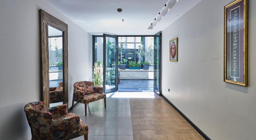 Four-G Hotel - image 4
