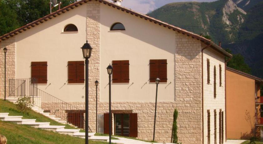Oasi di Piobbico Piscina con Vista sul Monte Nerone