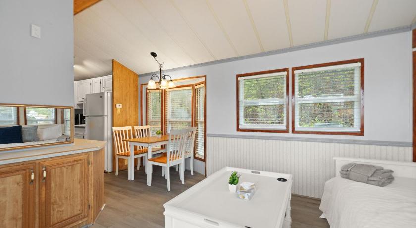 Slade Premium Cabin with Pasture Views & Private Hot Tub 3-Star Accommodation restaurant