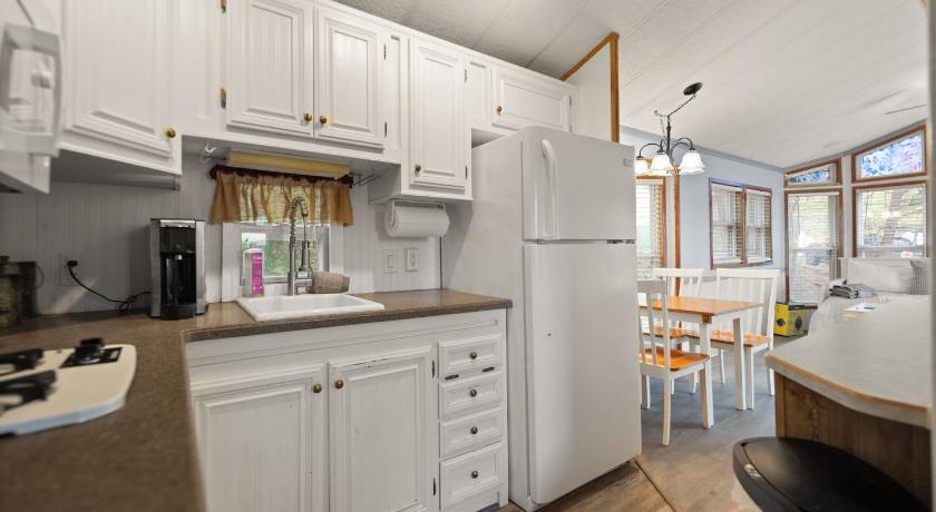 Slade Premium Cabin with Pasture Views & Private Hot Tub 3-Star Accommodation amenity