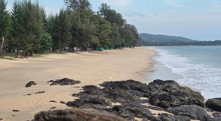Hotel and Beach Bungalow at Lanta Resort - image 38