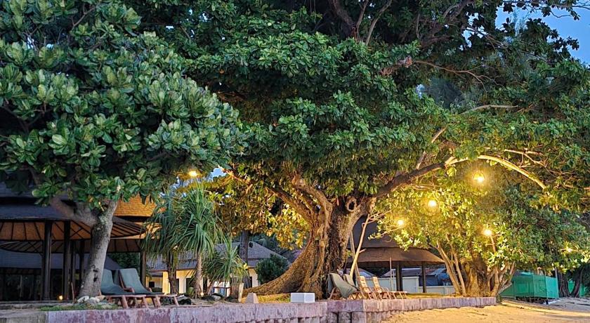 Hotel and Beach Bungalow at Lanta Resort - image 24