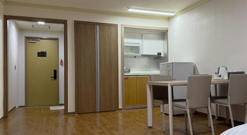 Image of Garden View Family Room with Kitchen 4