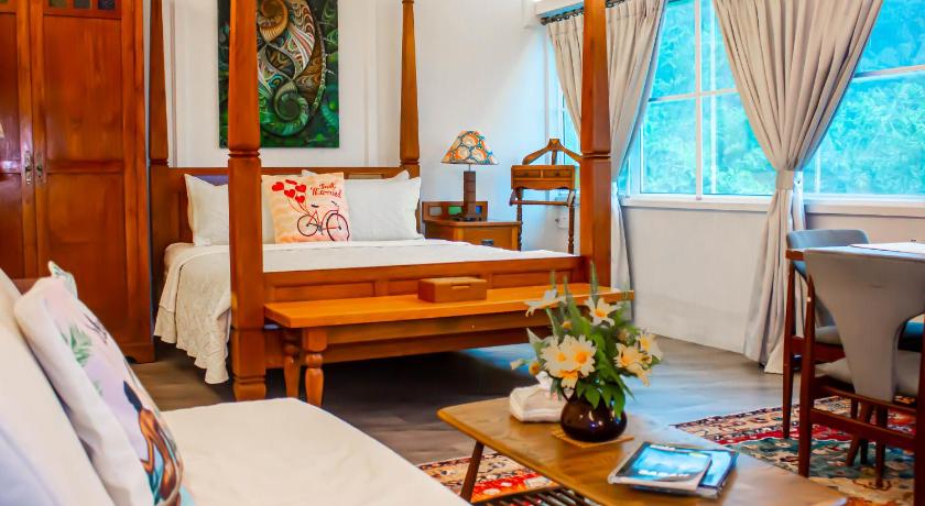 Image of King Studio with Sofa Bed 0