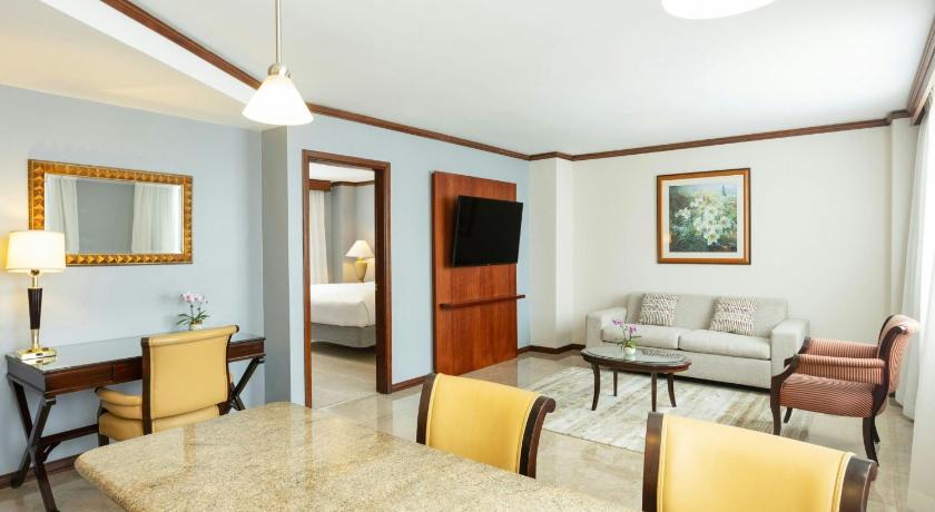 Image of spa suite, executive lounge access, 1 bedroom executive suite, 1 king, sofa bed, city view 0