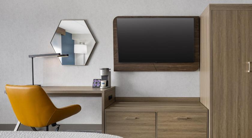 Image of Queen Room - Mobility Access/Hearing Accessible 4