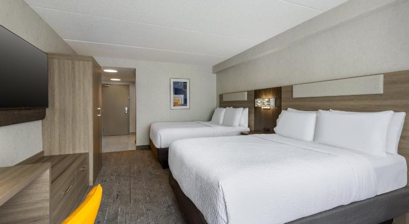 Image of Queen Room - Mobility Access/Hearing Accessible 1