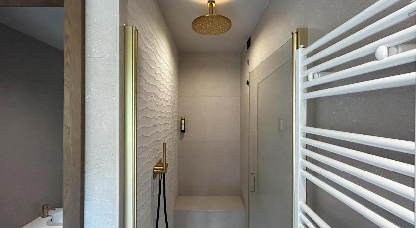 Image of Deluxe Suite 11