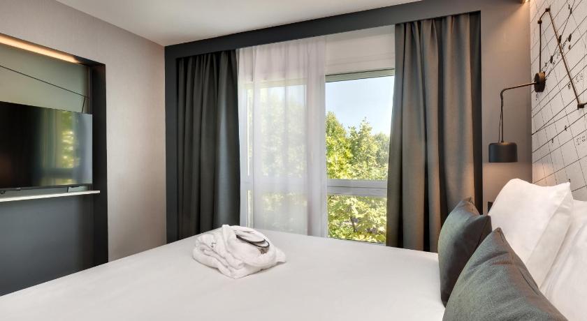 Image of Non-Smoking Privilege Suite With A Double Bed and Sofa Bed 10