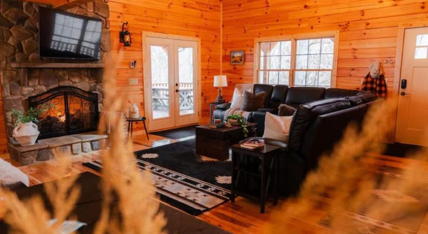 로건 (OH) Sleeps 16 Luxury Cabin with Game Room & Hot Tub 4성급 숙소 레스토랑