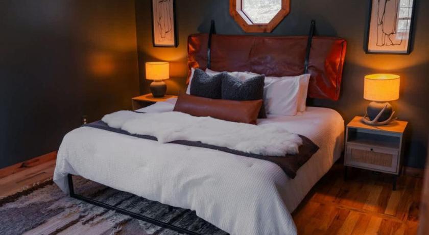 ローガン COZY Cabin with Hot Tub - Near all in Hocking Hills 4つ星 宿泊施設 プール