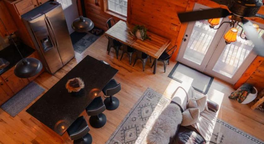 ローガン COZY Cabin with Hot Tub - Near all in Hocking Hills 4つ星 宿泊施設 レストラン