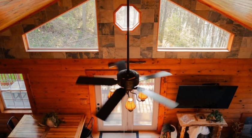 ローガン COZY Cabin with Hot Tub - Near all in Hocking Hills 4つ星 宿泊施設 スイート