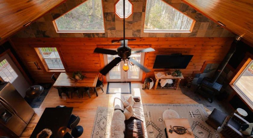 로건 (OH) COZY Cabin with Hot Tub - Near all in Hocking Hills 4성급 숙소 객실