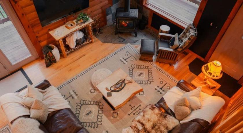 ローガン COZY Cabin with Hot Tub - Near all in Hocking Hills 4つ星 宿泊施設 客室