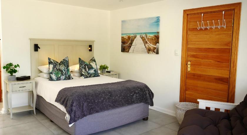 Image de Apartment with Balcony - West Wing 8